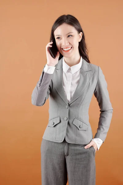 Kvinnlig entreprenör talar i telefon — Stockfoto