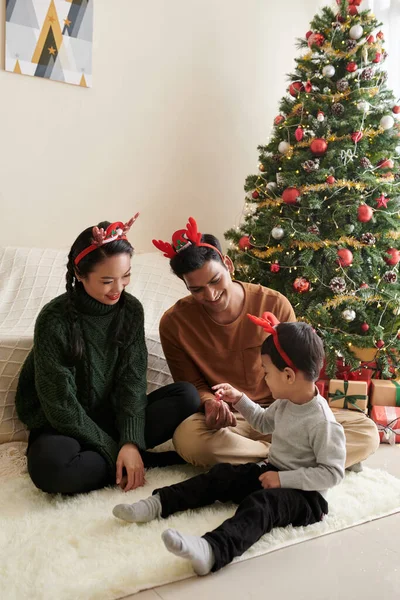 Parents jouant avec le petit fils — Photo