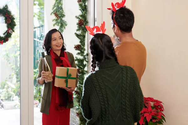 Donna che visita la famiglia della figlia adulta per Natale — Foto Stock