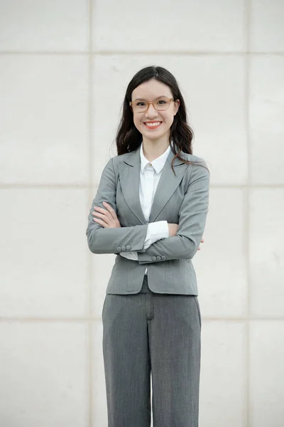 Glad leende affärskvinna — Stockfoto