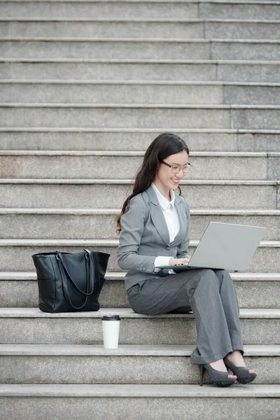 Lächelnder Unternehmer, der im Freien arbeitet — Stockfoto