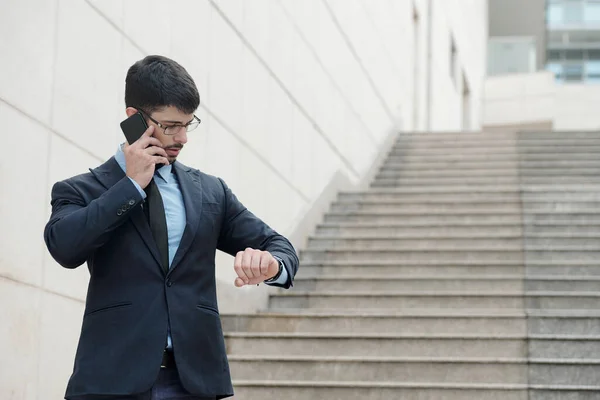 Businessman Checking Notifications — Stockfoto