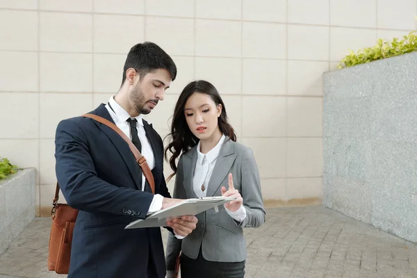 Gente de negocios discutiendo informe de ventas — Foto de Stock