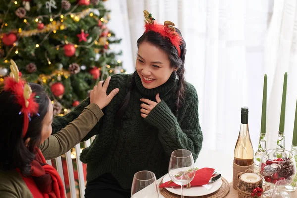 Frau spricht beim Weihnachtsessen mit Mutter — Stockfoto