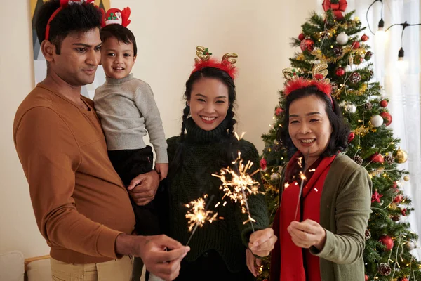 Familia celebrando la Navidad en casa —  Fotos de Stock