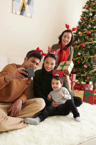 クリスマスツリーでの家族写真 — ストック写真
