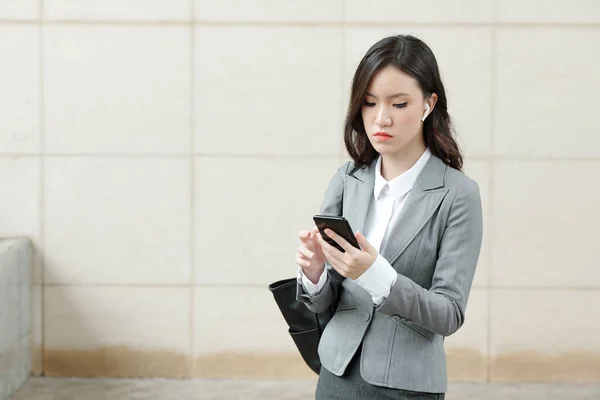 Female Entrepreneur Answering Text Messages — Stock Photo, Image