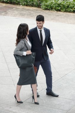 açık havada yürüyüş iş adamları