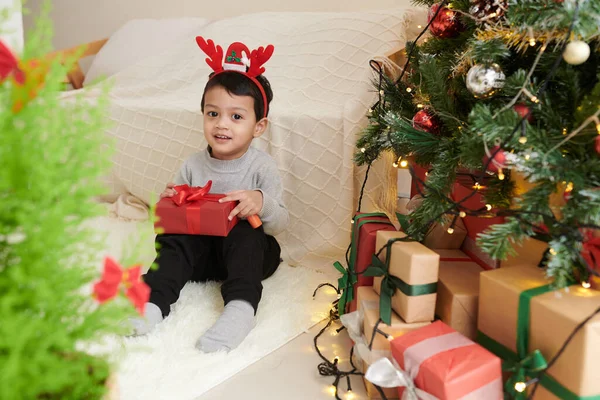 Niño pequeño con regalo de Navidad —  Fotos de Stock