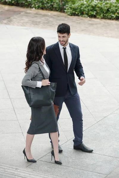 Gente de negocios caminando al aire libre — Foto de Stock