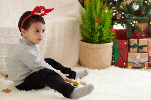 Mały chłopiec noszący rogi reniferów — Zdjęcie stockowe