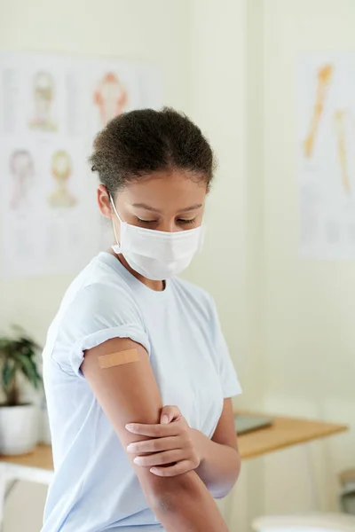 Vaccinated Teenage Girl — Stockfoto