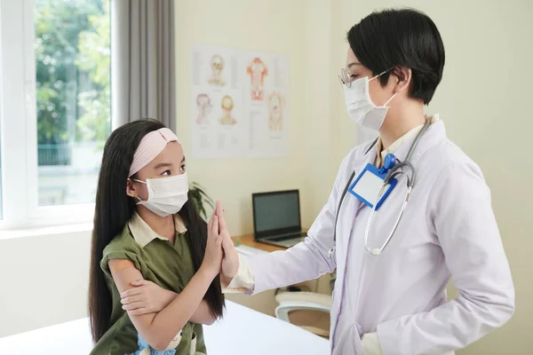Menina dando alta cinco ao médico — Fotografia de Stock