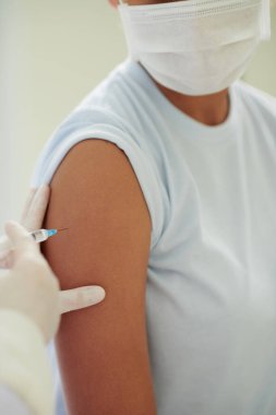Doktor Omuzuna Aşı Aşılıyor