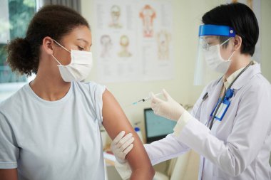 Aşı Almak İçin Kız Vizyon Kliniği