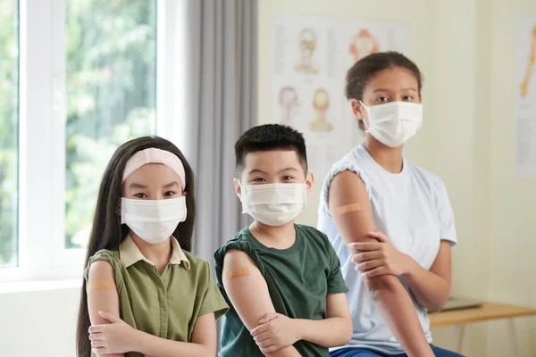 코로나 바이러스에 대한 백신 접종을 받은 어린이들 — 스톡 사진