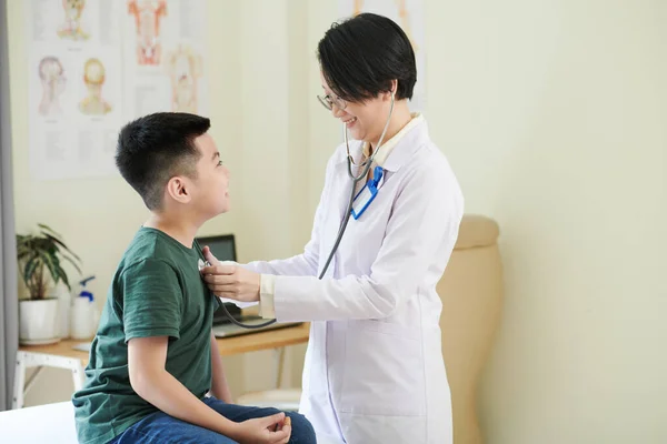 Pediatra escuchando el latido del corazón del niño —  Fotos de Stock