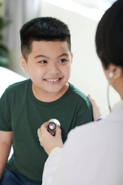 Boy Visiting Pediatrician — Stockfoto