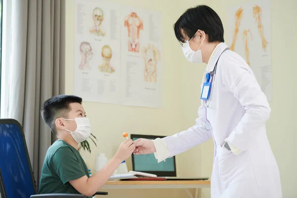 Pediatrician Giving Lollipop to Kid — Stockfoto