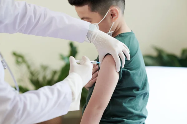 Medische verpleegkundige die het vaccin injecteert — Stockfoto