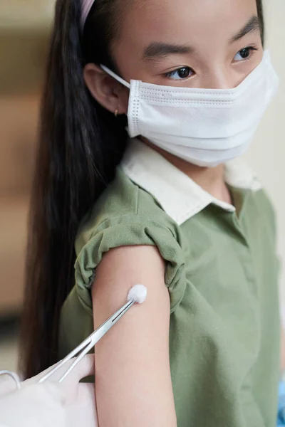 ( 영어 ) Dr. Cleaning Vaccine Site on Girls Arm — 스톡 사진