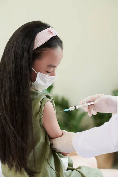 Meisje krijgt gevaccineerd in het ziekenhuis — Stockfoto