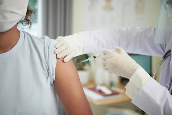 Trabalhador Médico Injetando Vacina — Fotografia de Stock