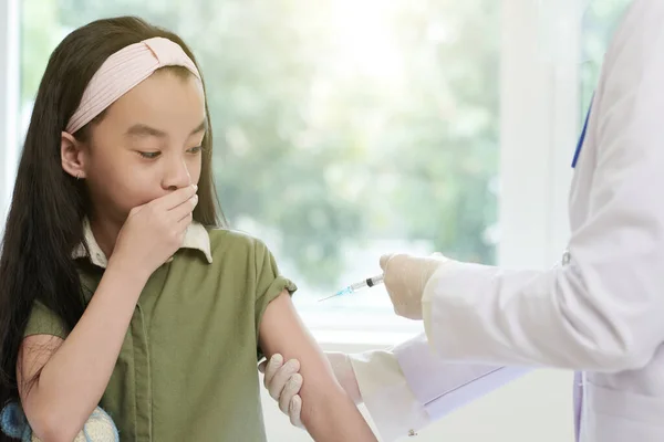Испуганная девушка получает вакцину — стоковое фото
