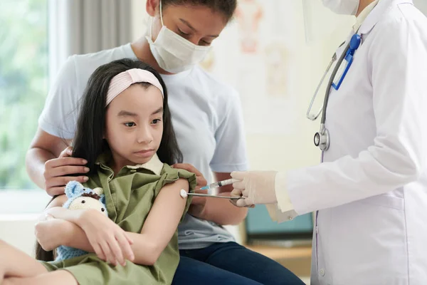 Девушка получает выстрел вакцины — стоковое фото