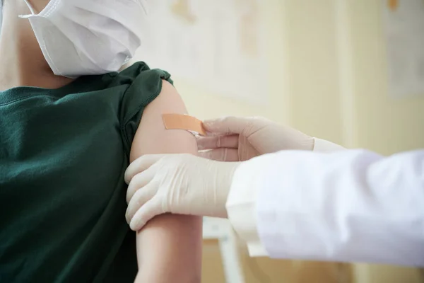 Doctor plakken gips op meisjes arm — Stockfoto