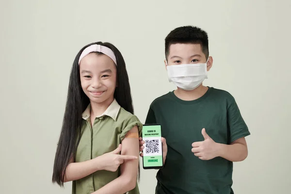 Kinderen Toon Smartphone met QR-code — Stockfoto