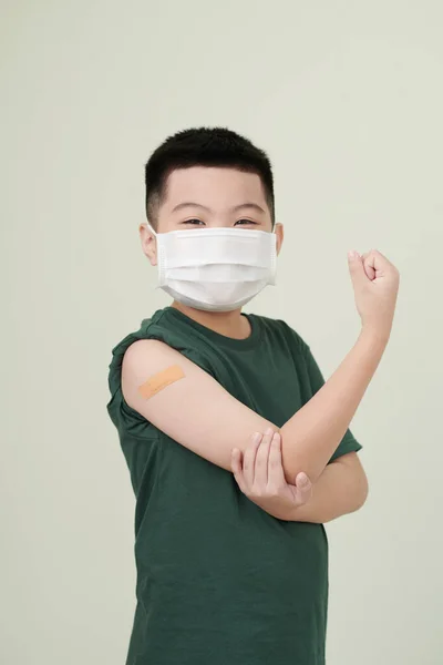 Menino feliz em levar vacina tiro — Fotografia de Stock