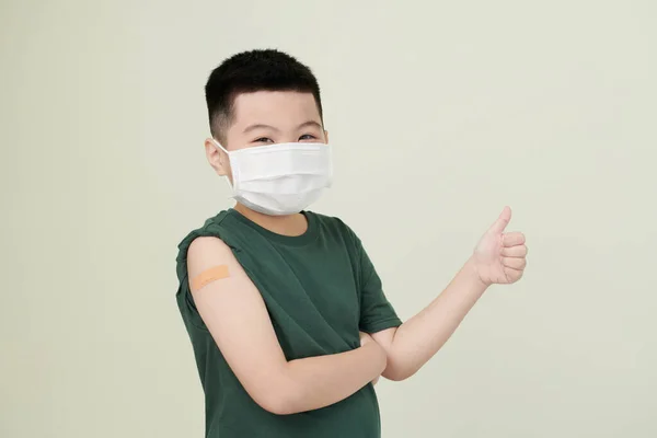 Menino vacinado alegre — Fotografia de Stock