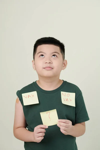 Jongen denkt Vax of niet Vax — Stockfoto