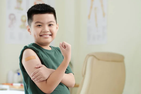 Chłopiec szczęśliwy, aby uzyskać zastrzyk szczepionki — Zdjęcie stockowe