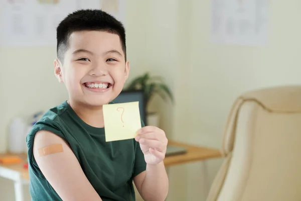 Szczepiony chłopiec Wyświetlanie naklejki z pytaniami Maska — Zdjęcie stockowe