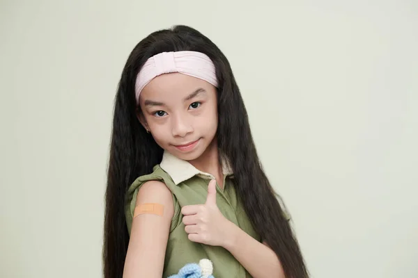 Vaccinated Preteen Girl Showing Thumbs-up — Stockfoto