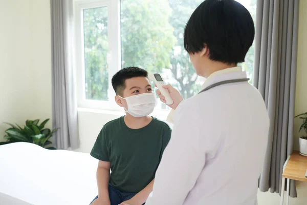 Niño consiguiendo la temperatura corporal medida — Foto de Stock