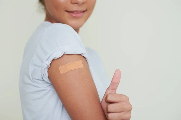 Gelukkig tiener na het krijgen van een vaccin — Stockfoto