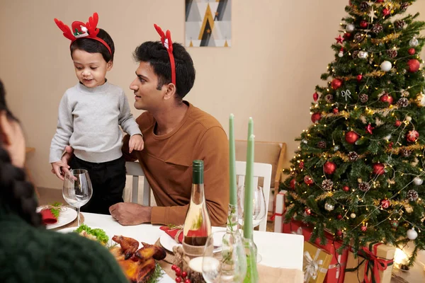 Garçon racontant poème au dîner de Noël — Photo