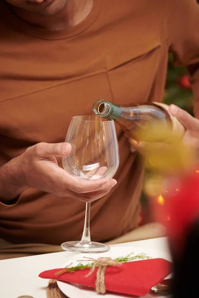 Man hälla champagne på glas — Stockfoto