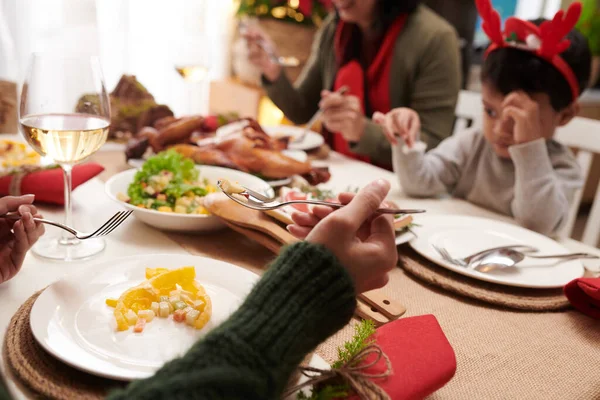 Mulher comendo salada no jantar de Natal — Fotografia de Stock