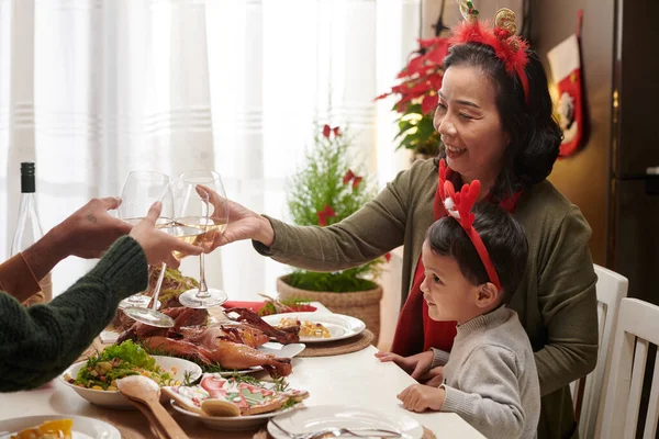 Büyükanne Noel yemeğinde kadeh kaldırıyor. — Stok fotoğraf