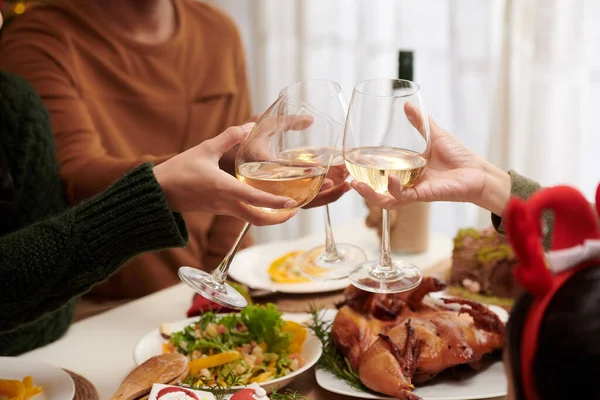 Bicchieri Clinking ospiti di vino — Foto Stock
