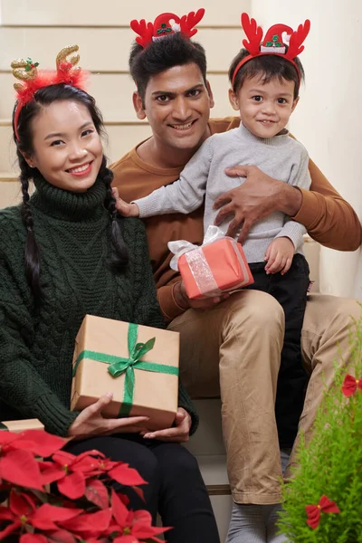 Feliz família Apreciando o Natal — Fotografia de Stock