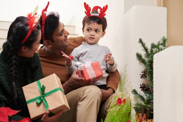 Föräldrar som ger julklappar till sonen — Stockfoto