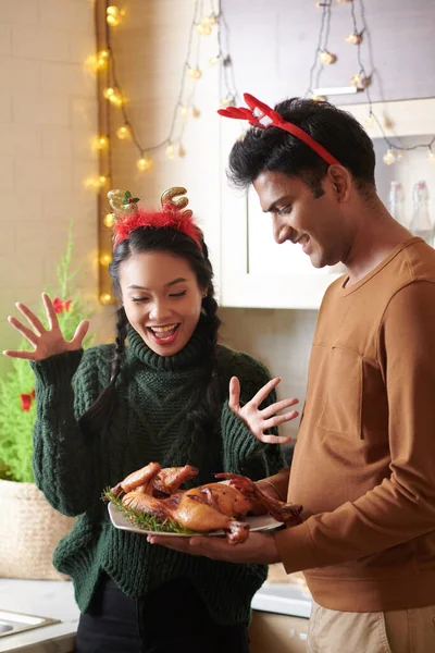 Paar kochte Chichen für Weihnachtsessen — Stockfoto