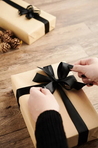 Frau verpackt Weihnachtsgeschenke — Stockfoto