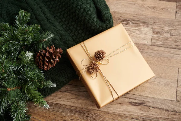 Рождественский подарок и сосновые шишки — стоковое фото