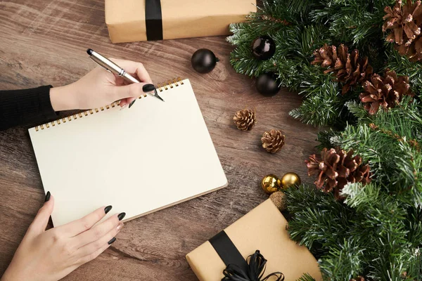 Woman Writing down Christmas Presents Ideas — Foto Stock